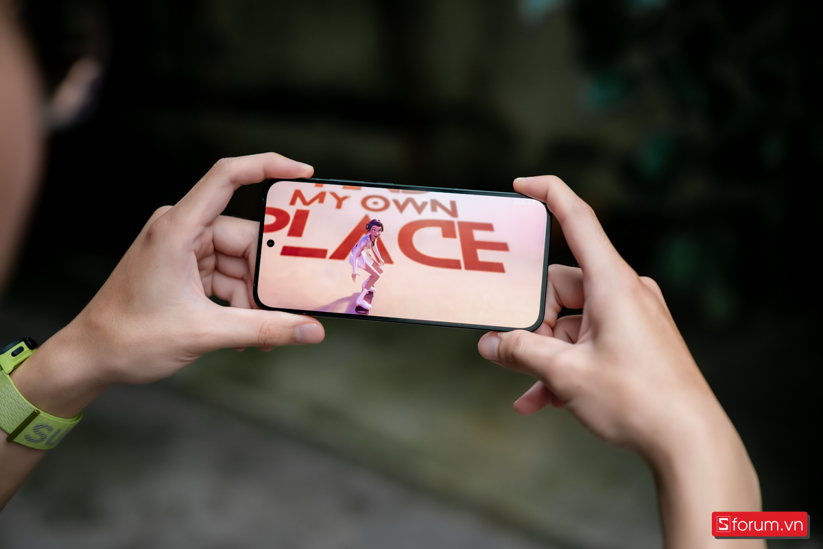 OPPO Reno14 được trang bị màn hình AMOLED 6.59 inch với độ phân giải 1.5K
