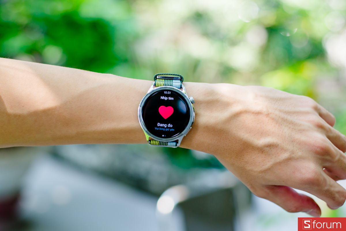 Các chỉ số được theo dõi liên tục 24/7, bao gồm nhịp tim, nồng độ oxy trong máu,...