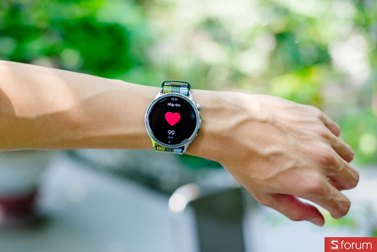 Các chỉ số được theo dõi liên tục 24/7, bao gồm nhịp tim, nồng độ oxy trong máu,...