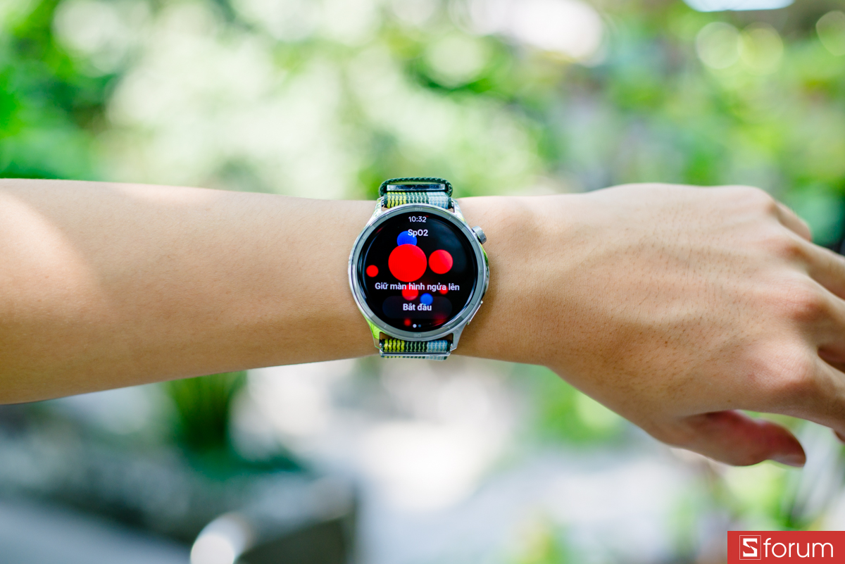 Các chỉ số được theo dõi liên tục 24/7, bao gồm nhịp tim, nồng độ oxy trong máu,...