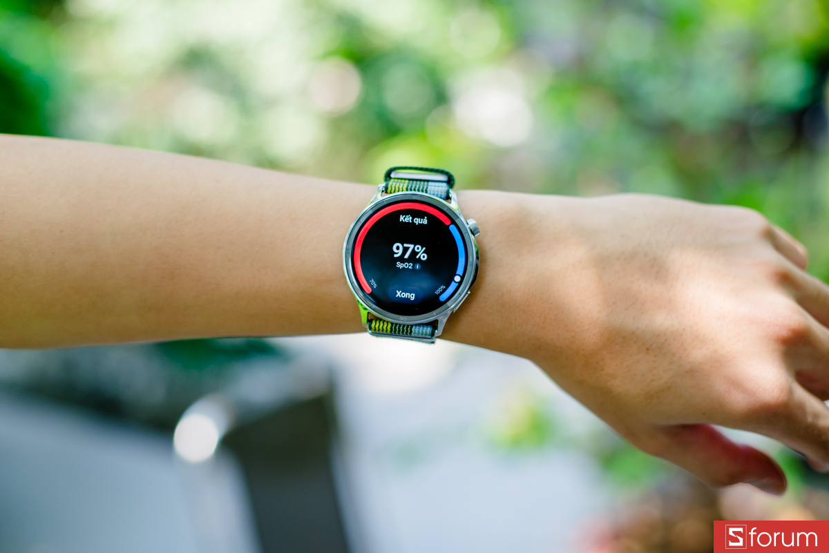 Các chỉ số được theo dõi liên tục 24/7, bao gồm nhịp tim, nồng độ oxy trong máu,...