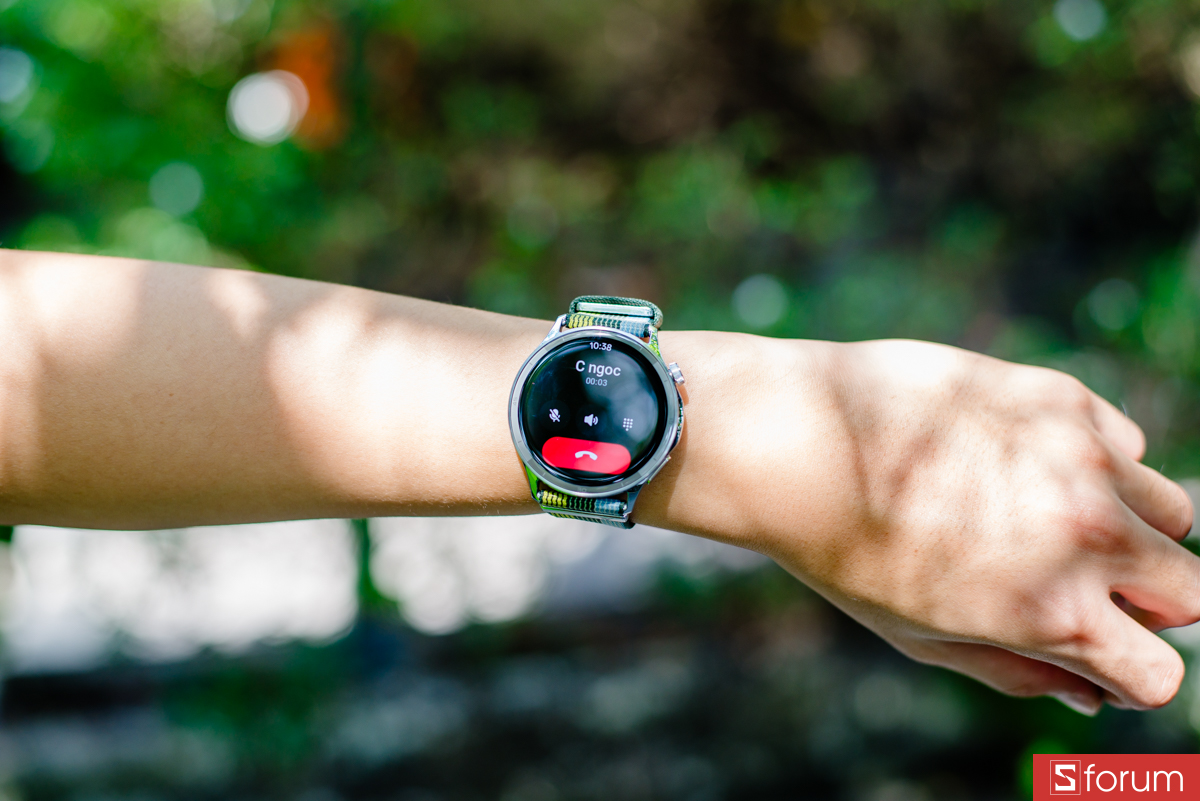 Một điểm cộng trên OPPO Watch S là khả năng nghe gọi trực tiếp trên đồng hồ