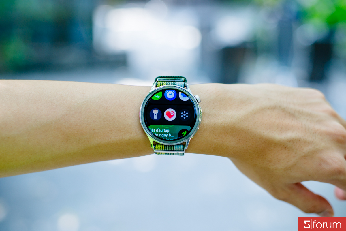 Giao diện ColorOS Watch khá đẹp mắt với các icon màu sắc tươi tắn