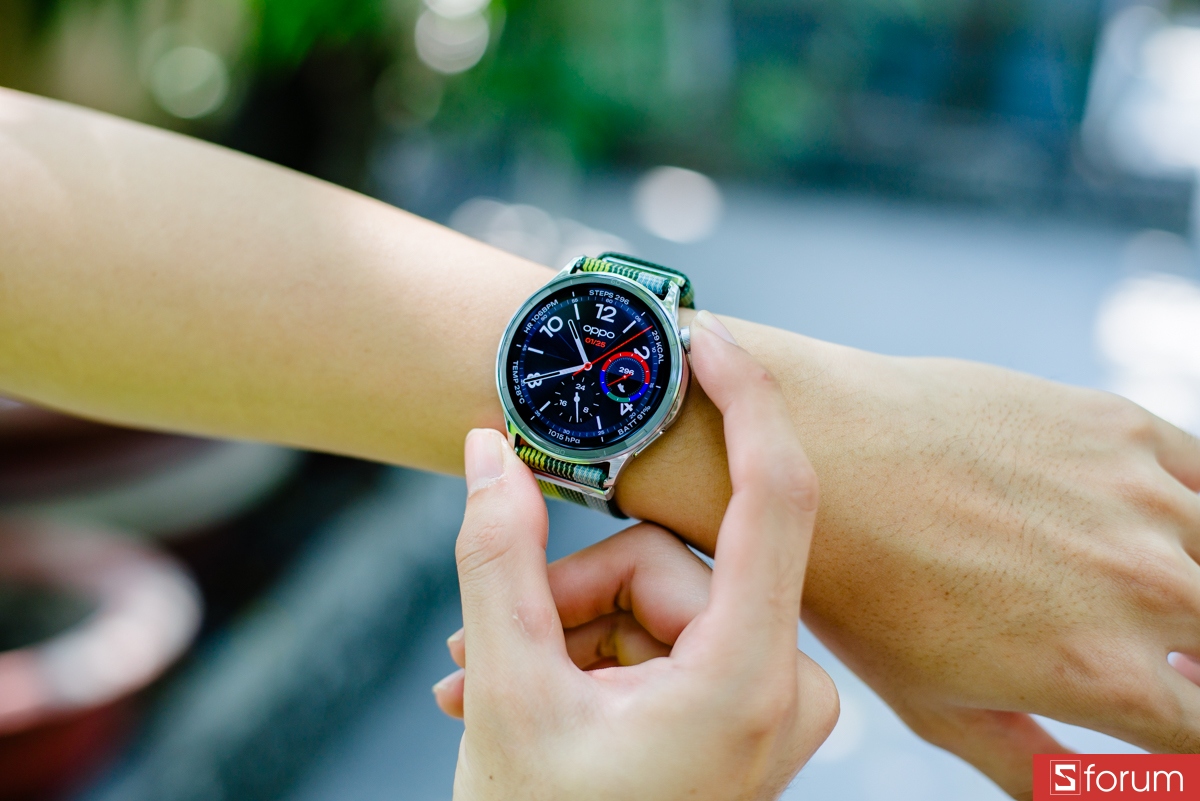 Đánh giá OPPO Watch S về thiết kế, mặt đồng hồ tròn kích thước 46mm phù hợp với cả nam lẫn nữ