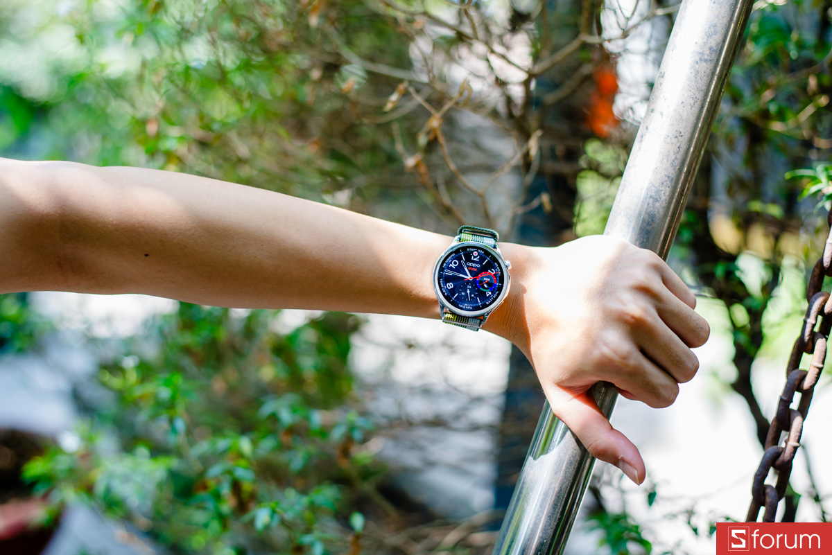 Đánh giá OPPO Watch S về màn hình, độ sáng cao giúp xem thông tin rõ ràng