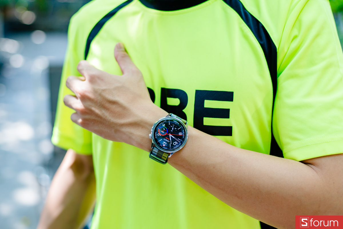 Đánh giá OPPO Watch S về thiết kế, mặt đồng hồ tròn kích thước 46mm phù hợp với cả nam lẫn nữ
