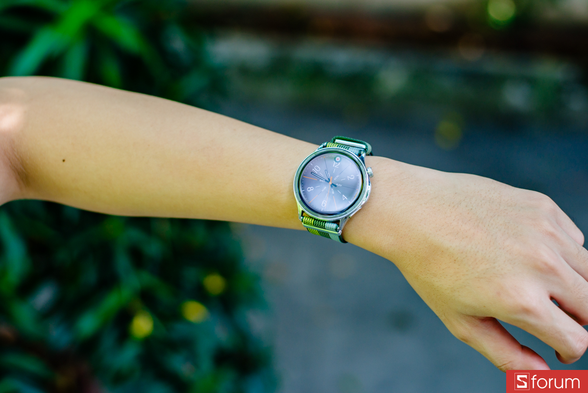 Đánh giá OPPO Watch S về thiết kế, màn hình được làm cong nhẹ cho cảm giác vuột êm ái