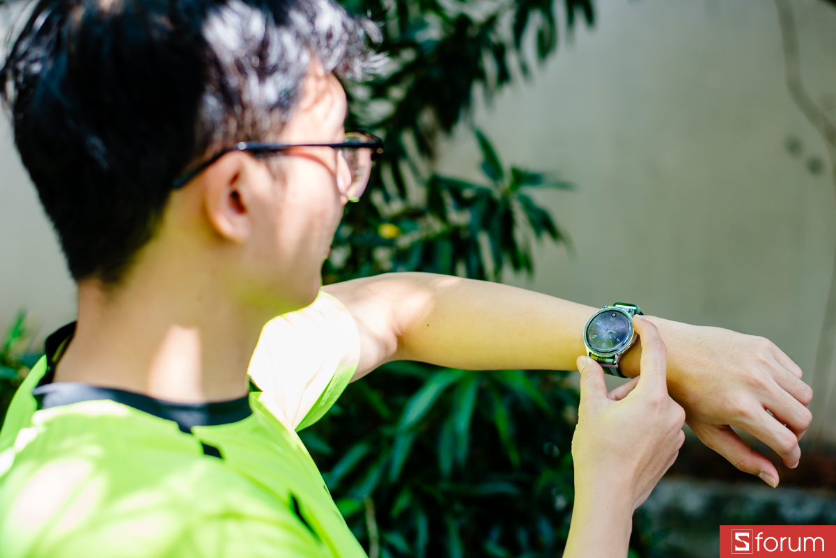 Đồng hồ có bề mặt màn hình cong 2.5D cùng tấm nền AMOLED cho cảm giác chạm vuốt cực kỳ sướng