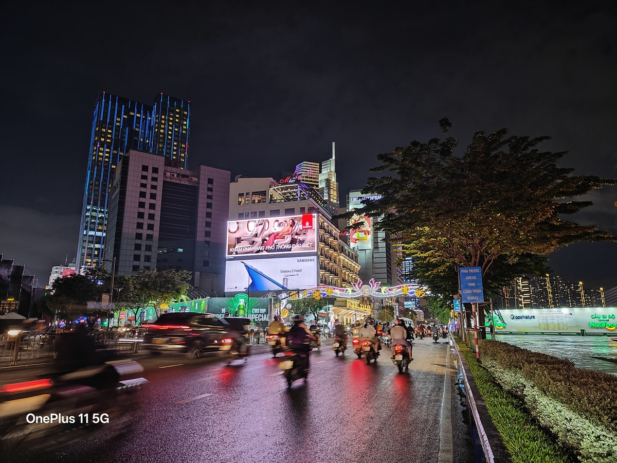 Trong điều kiện thiếu sáng, camera chính vẫn chụp tốt nhờ OIS và Night Mode
