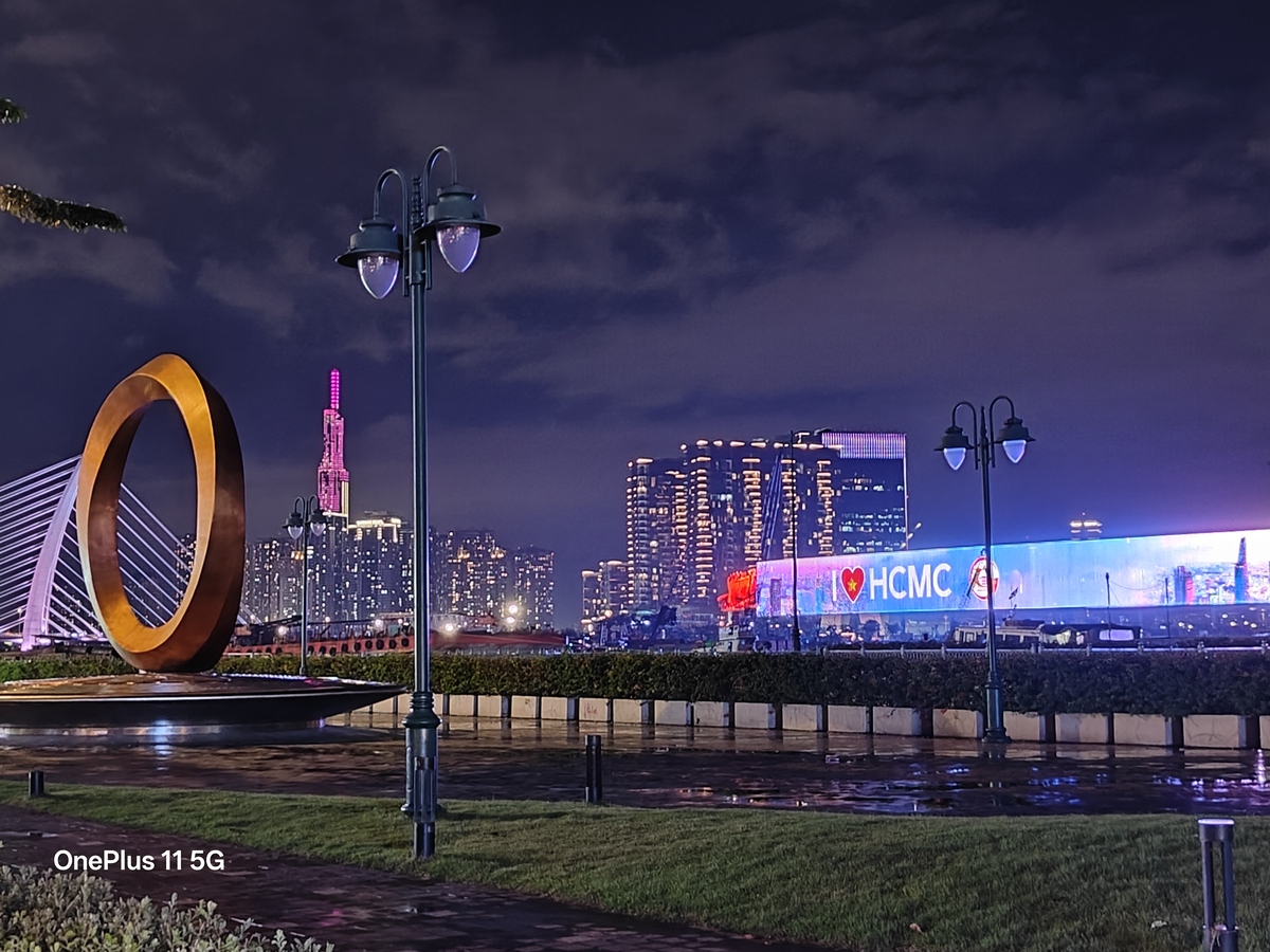 Trong điều kiện thiếu sáng, camera chính vẫn chụp tốt nhờ OIS và Night Mode