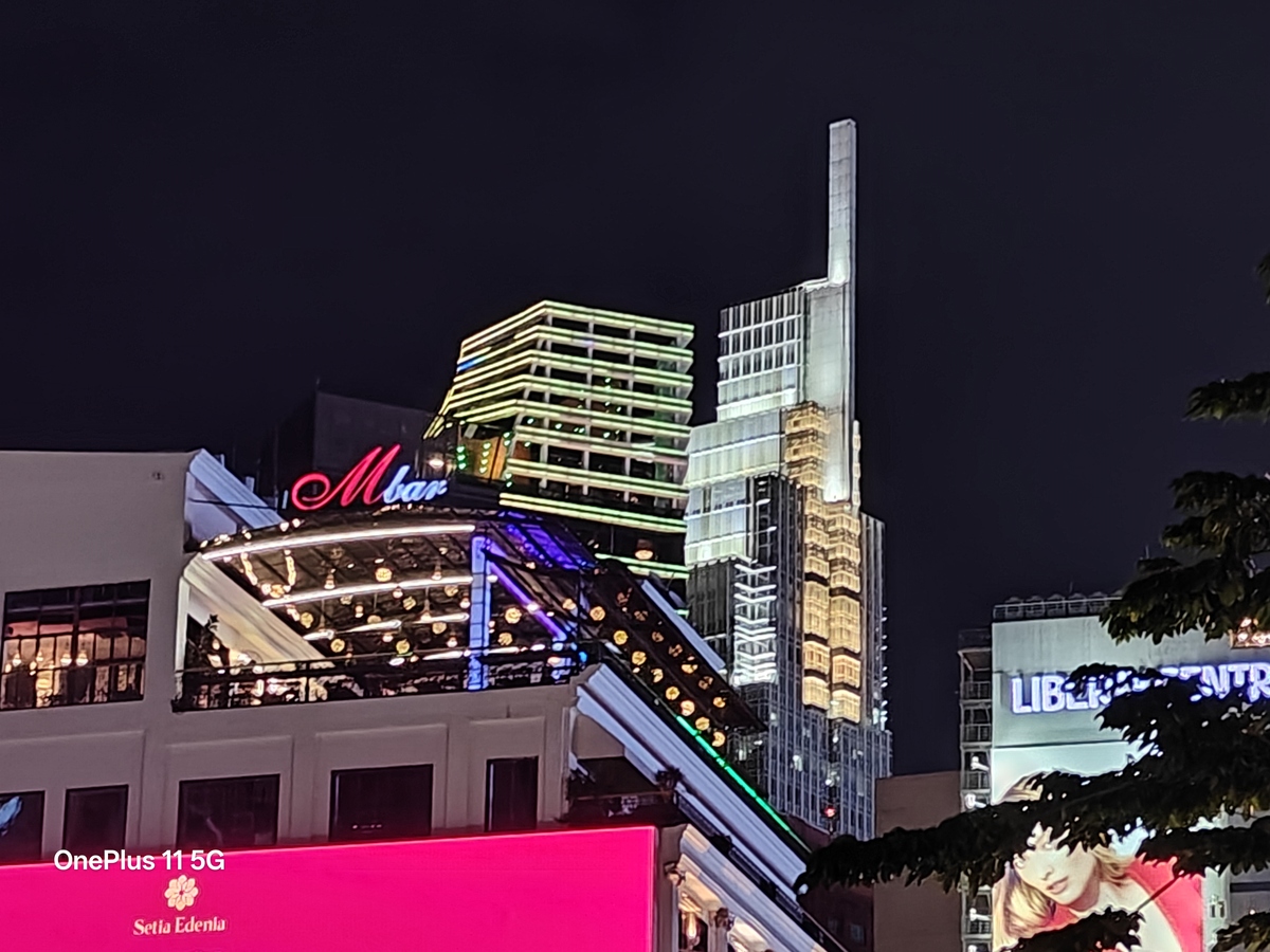 Trong điều kiện thiếu sáng, camera chính vẫn chụp tốt nhờ OIS và Night Mode