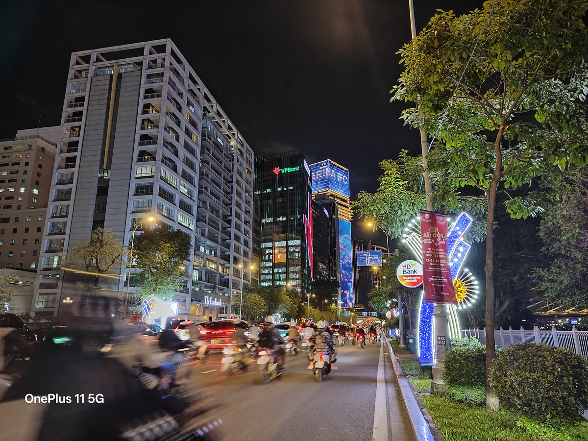 Trong điều kiện thiếu sáng, camera chính vẫn chụp tốt nhờ OIS và Night Mode