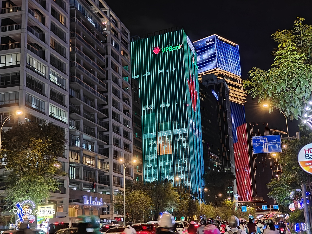 Trong điều kiện thiếu sáng, camera chính vẫn chụp tốt nhờ OIS và Night Mode