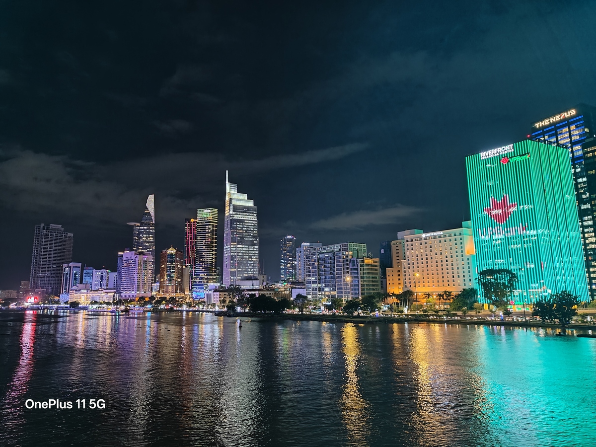 Trong điều kiện thiếu sáng, camera chính vẫn chụp tốt nhờ OIS và Night Mode