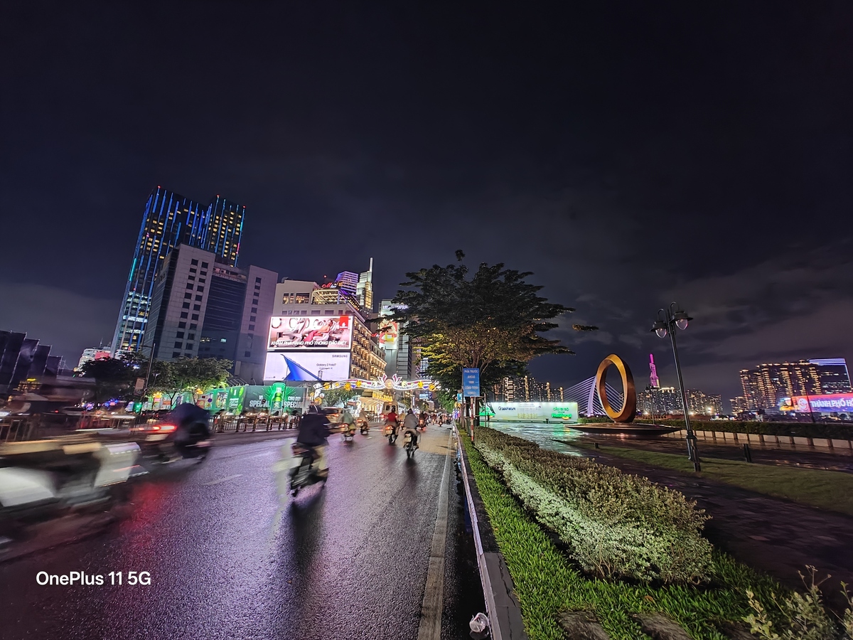 Trong điều kiện thiếu sáng, chi tiết bắt đầu giảm và xuất hiện nhiễu hạt