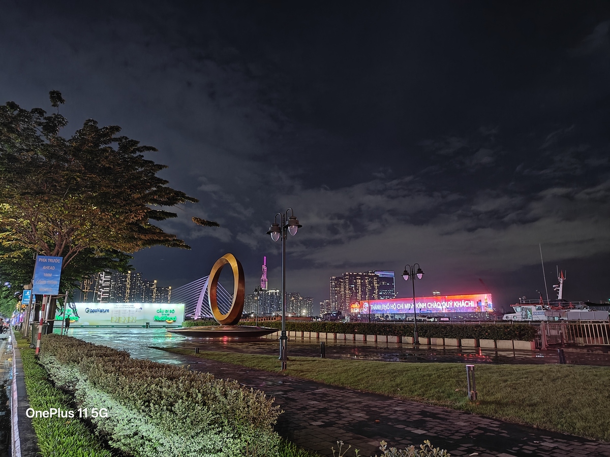 Trong điều kiện thiếu sáng, chi tiết bắt đầu giảm và xuất hiện nhiễu hạt