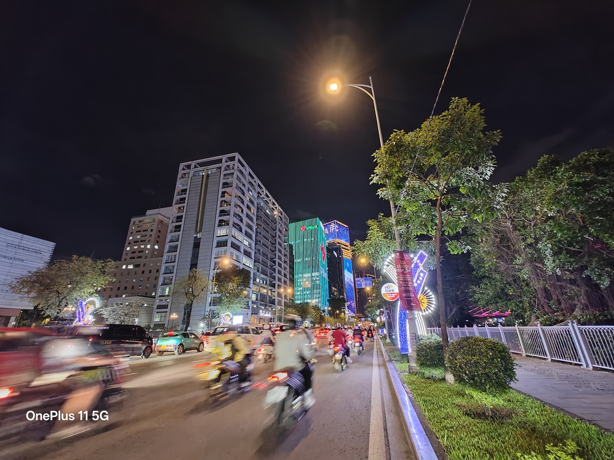 Trong điều kiện thiếu sáng, chi tiết bắt đầu giảm và xuất hiện nhiễu hạt