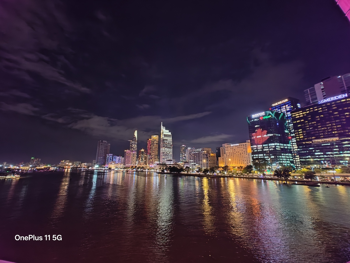 Trong điều kiện thiếu sáng, chi tiết bắt đầu giảm và xuất hiện nhiễu hạt