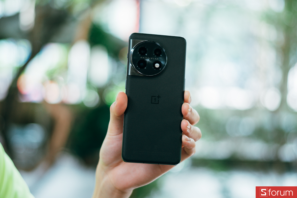 Mặt lưng kính cảm giác rất cao cấp, hạn chế mồ hôi và dấu vân tay