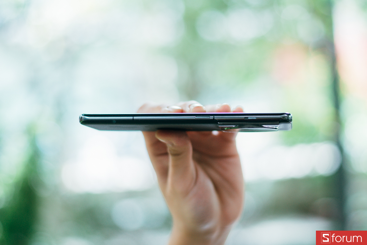 Về cảm giác cầm nắm, OnePlus 11 mang lại cảm giác cầm thoải mái