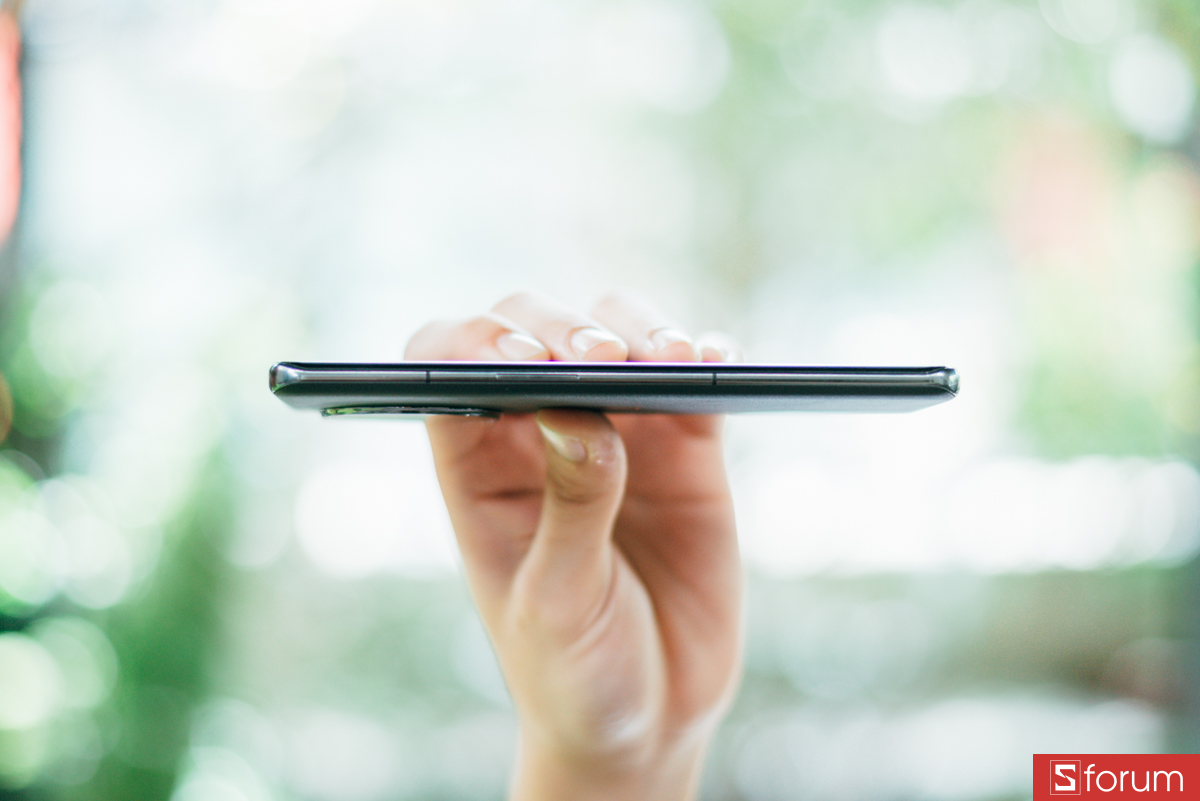 Về cảm giác cầm nắm, OnePlus 11 mang lại cảm giác cầm thoải mái