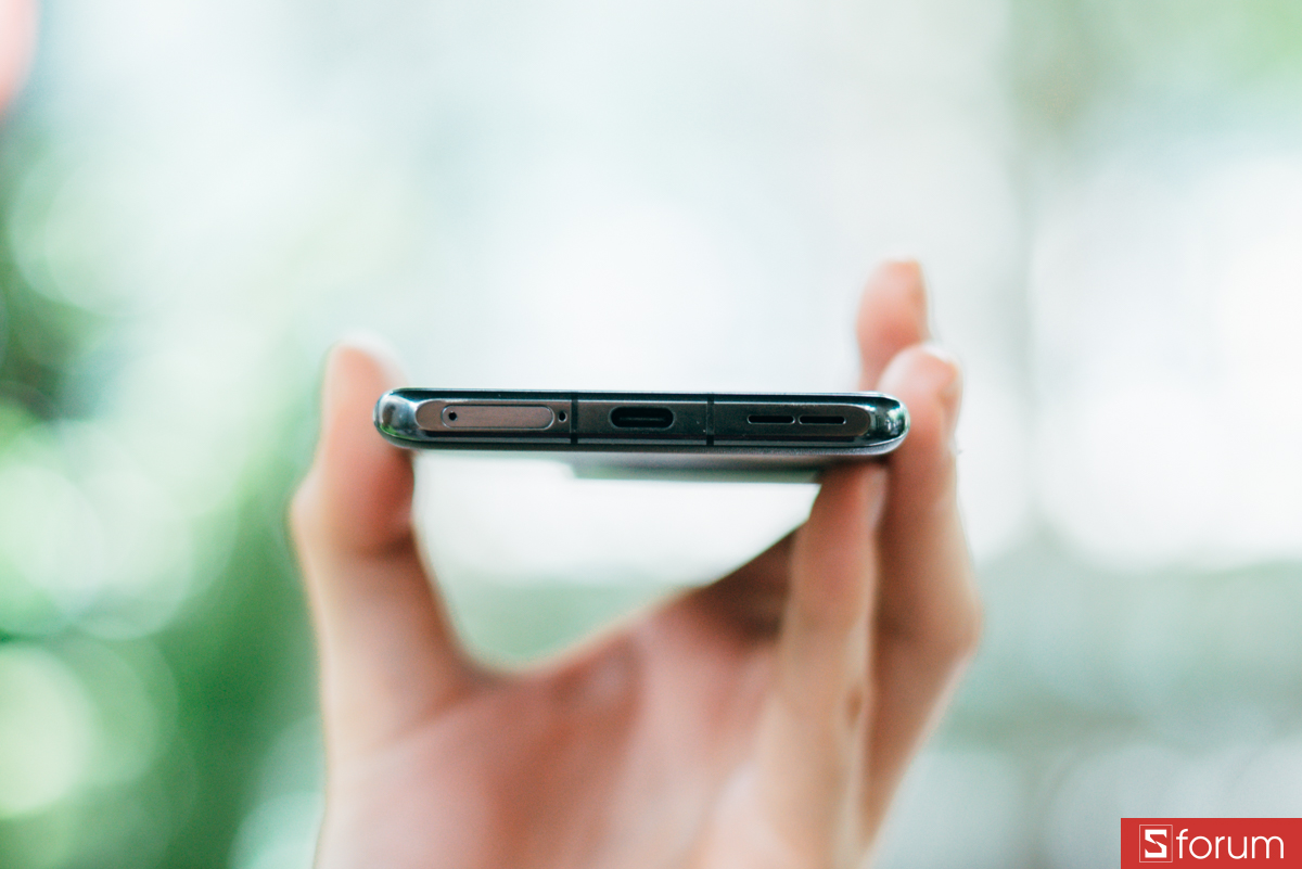 Về cảm giác cầm nắm, OnePlus 11 mang lại cảm giác cầm thoải mái