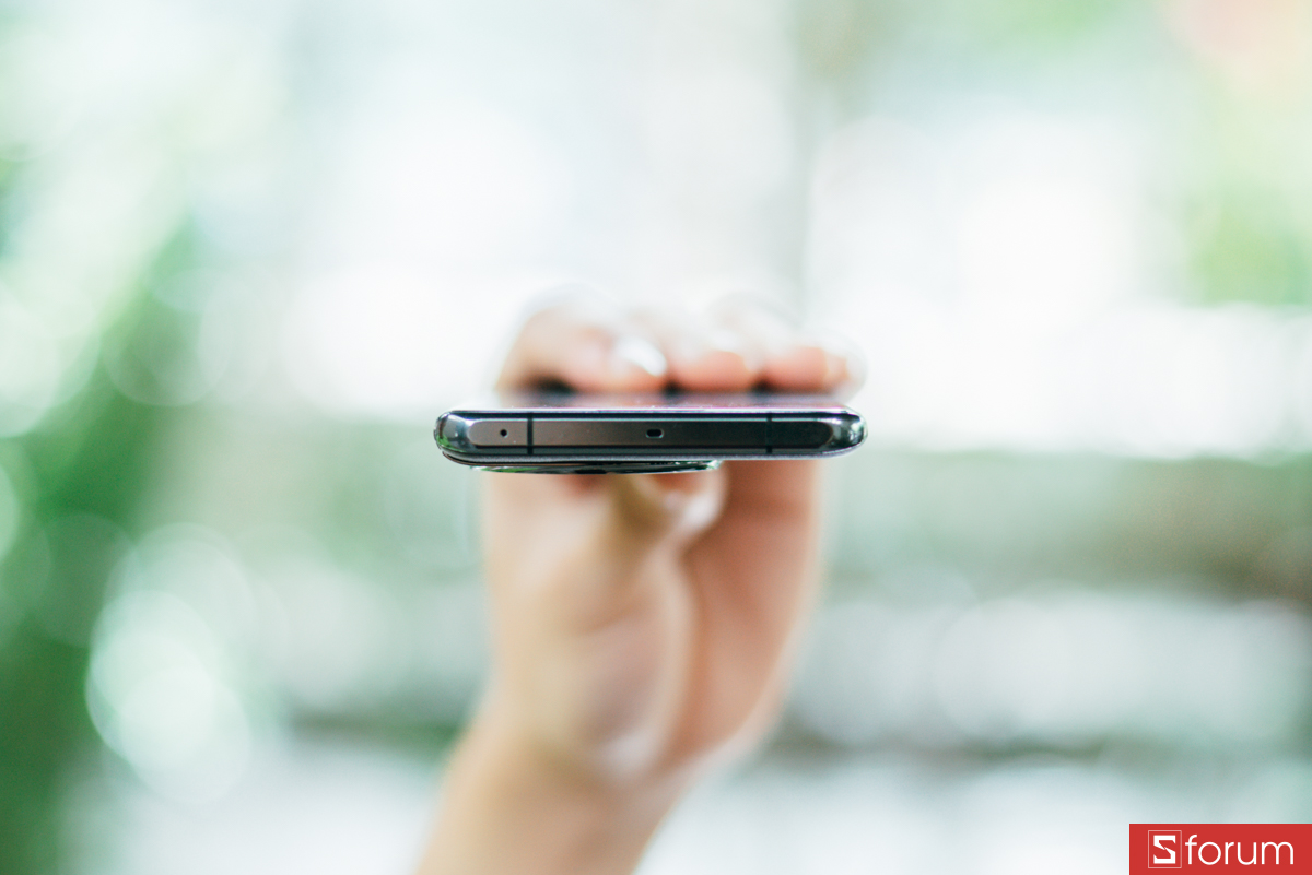 Về cảm giác cầm nắm, OnePlus 11 mang lại cảm giác cầm thoải mái