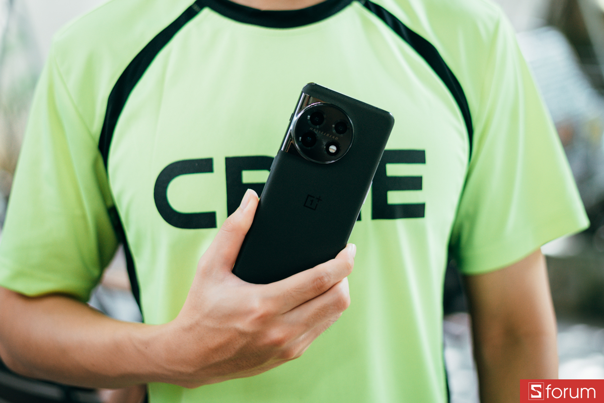 Thiết kế OnePlus 11 vẫn đẹp và cao cấp, nhưng không còn phù hợp với xu hướng năm 2025