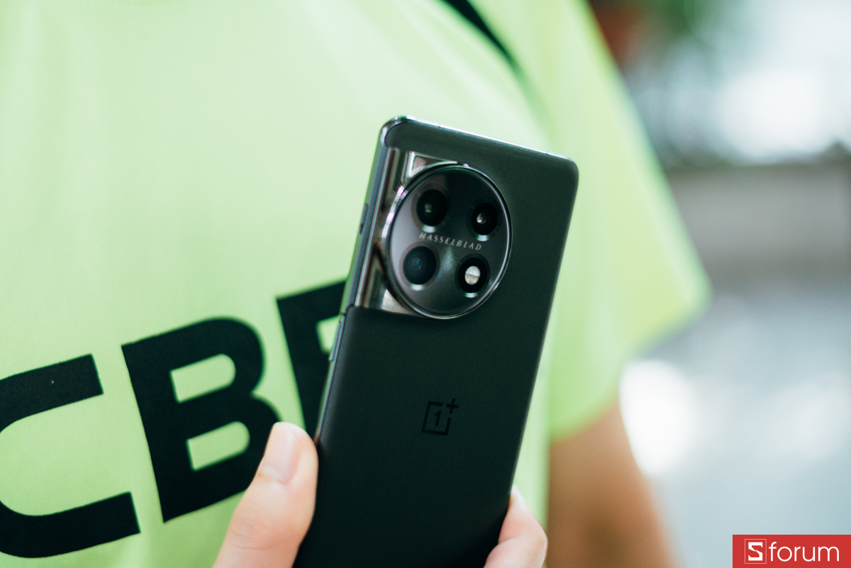 Thiết kế OnePlus 11 vẫn đẹp và cao cấp, nhưng không còn phù hợp với xu hướng năm 2025