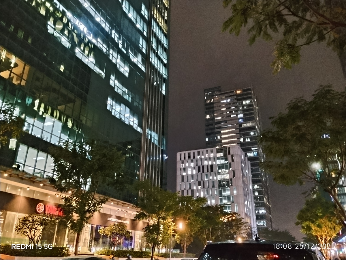 Camera của Redmi 15 5G cho chất lượng chỉ ở mức trung bình khi chụp thiếu sáng