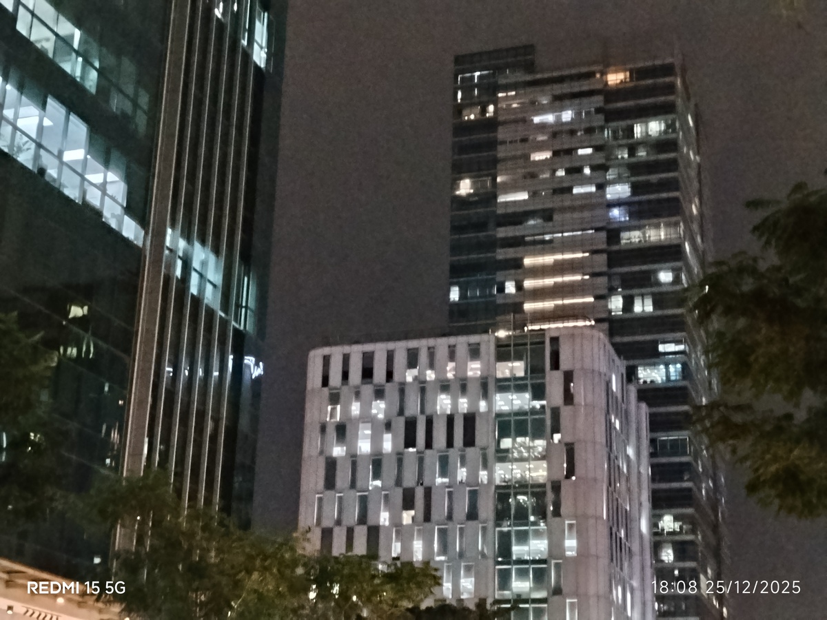 Camera của Redmi 15 5G cho chất lượng chỉ ở mức trung bình khi chụp thiếu sáng