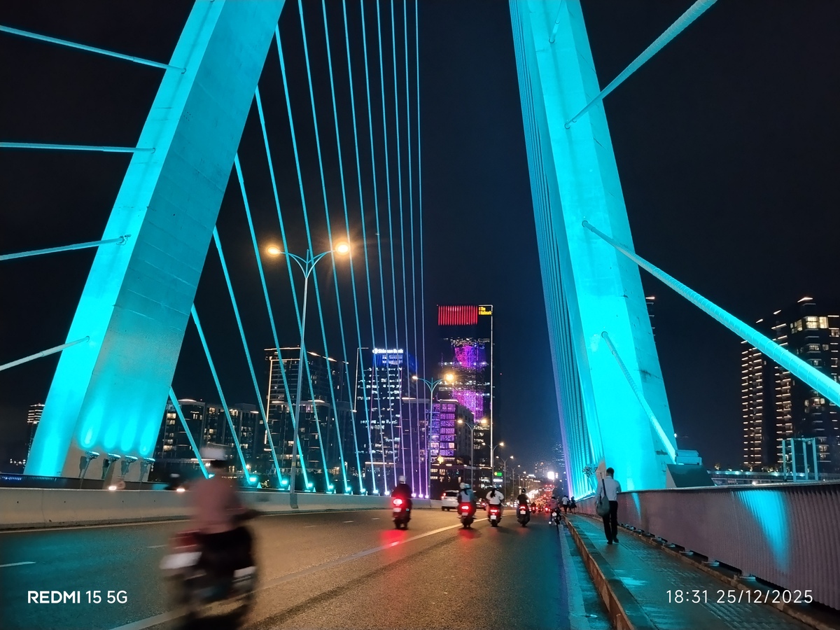 Camera của Redmi 15 5G cho chất lượng chỉ ở mức trung bình khi chụp thiếu sáng