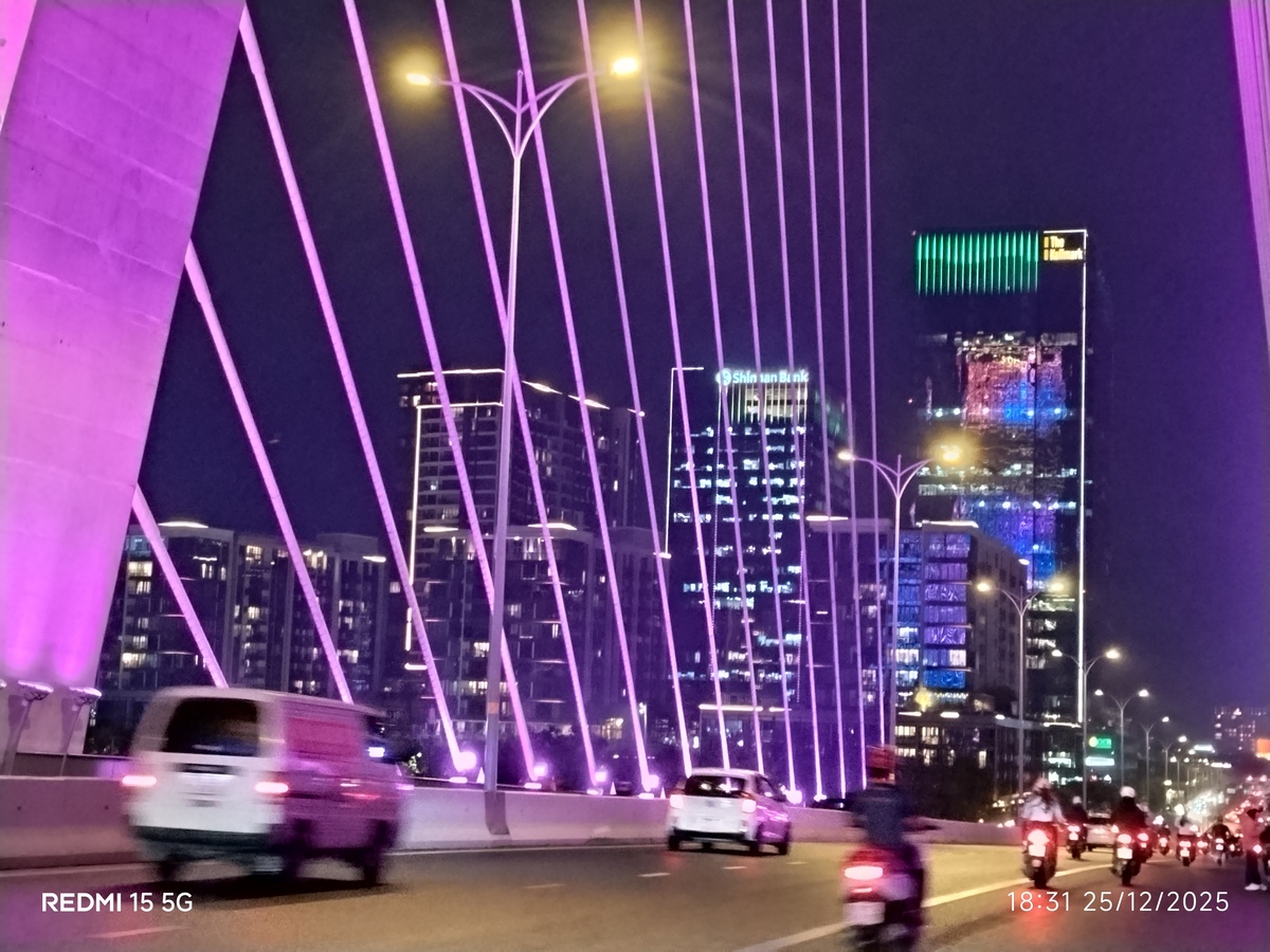 Camera của Redmi 15 5G cho chất lượng chỉ ở mức trung bình khi chụp thiếu sáng