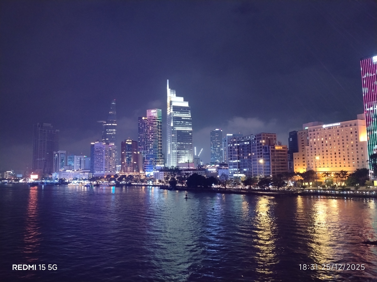 Camera của Redmi 15 5G cho chất lượng chỉ ở mức trung bình khi chụp thiếu sáng
