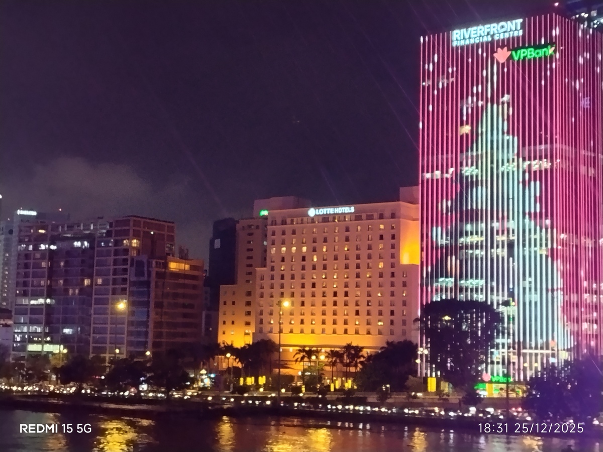 Camera của Redmi 15 5G cho chất lượng chỉ ở mức trung bình khi chụp thiếu sáng