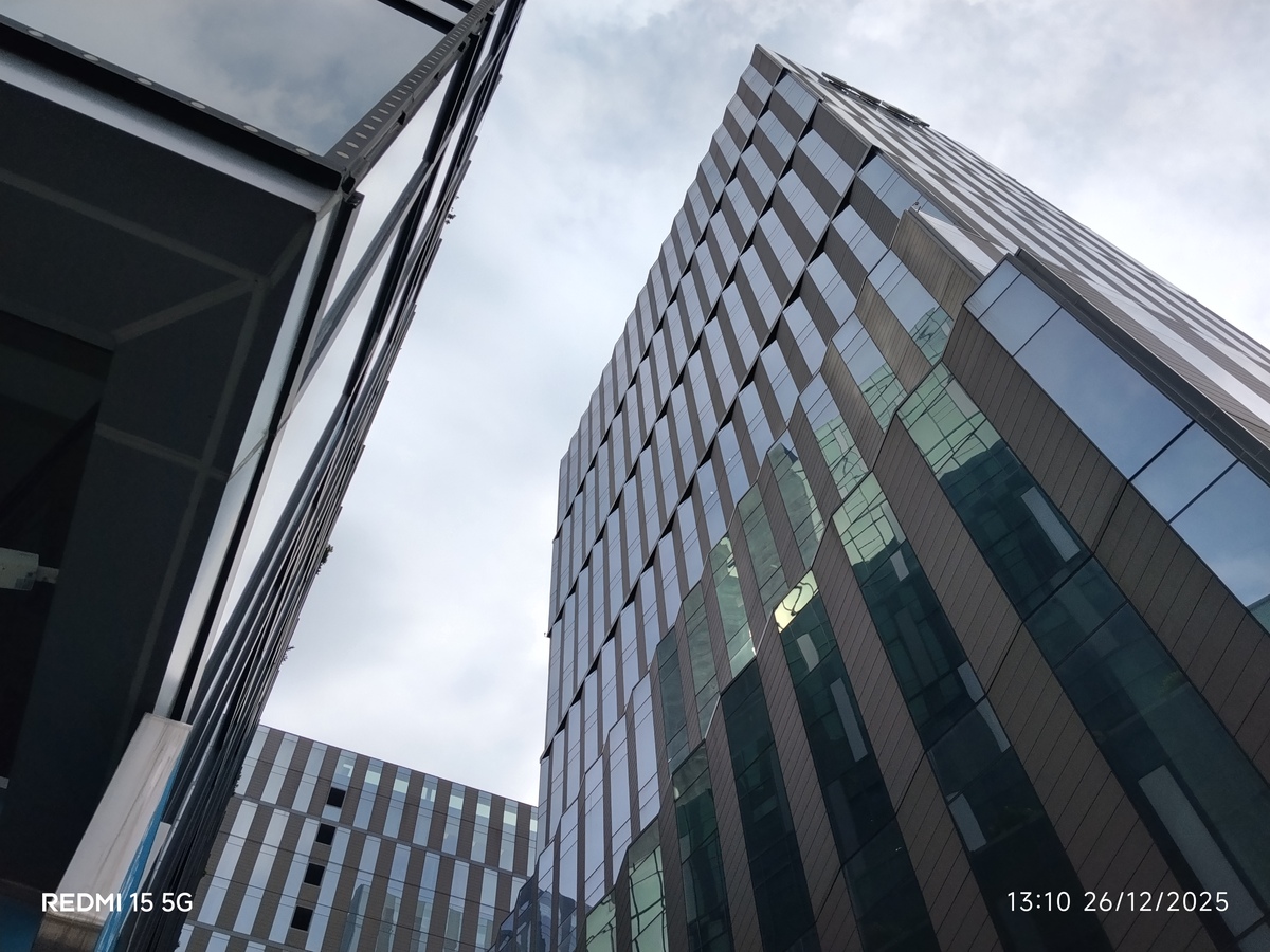 Camera của Redmi 15 5G có chất lượng ổn khi chụp ban ngày