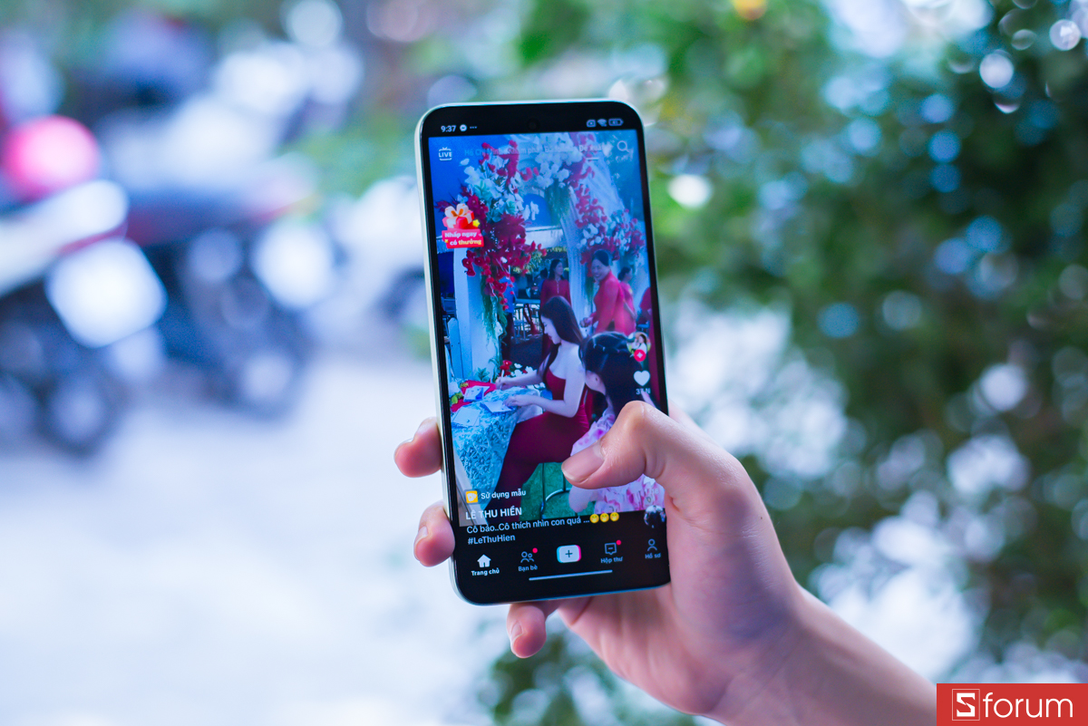 Về kích thước và trọng lượng, Redmi 15 5G là một chiếc máy to và nặng