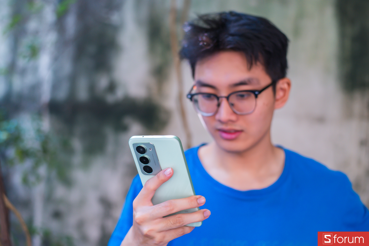 Trên tay mình là phiên bản màu xanh có họa tiết băng giá khá đẹp mắt