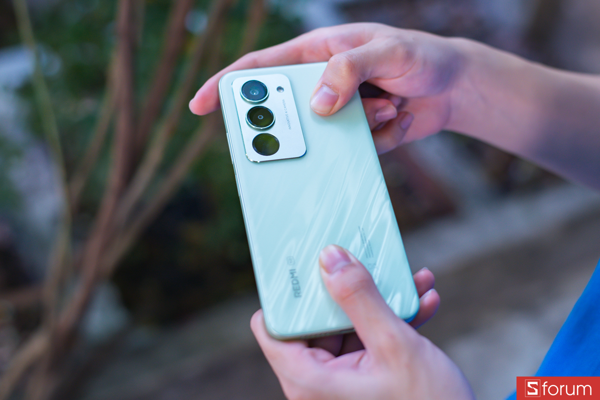 Về chất lượng hoàn thiện, đây là điểm trừ đáng tiếc của Redmi 15 5G