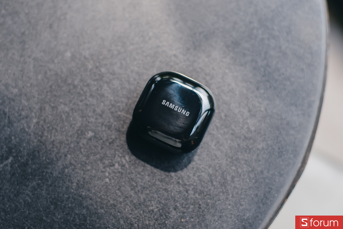 Bề mặt hộp sạc được hoàn thiện bóng bẩy