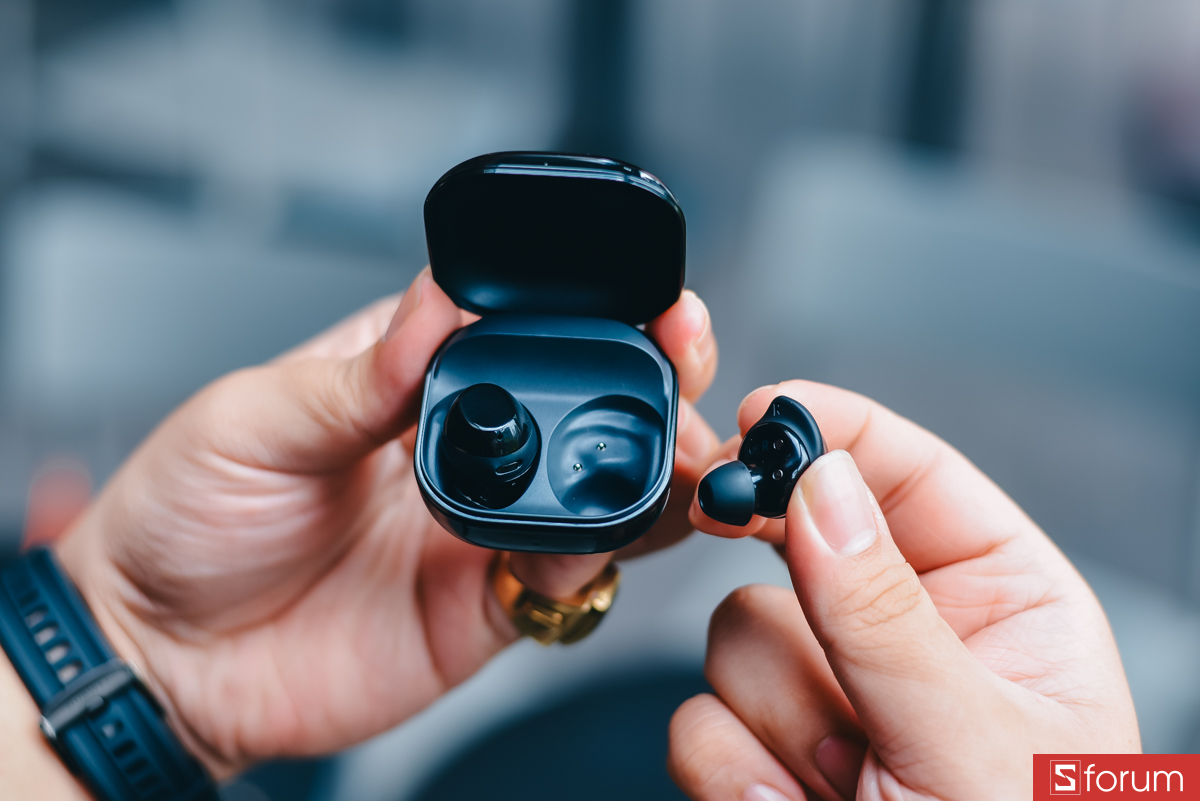 Bề mặt hộp sạc được hoàn thiện bóng bẩy