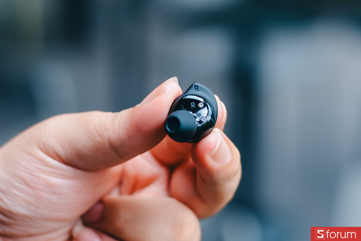 Mỗi chiếc tai nghe có thiết kế dạng in-ear truyền thống với trọng lượng siêu nhẹ chỉ 5.3g