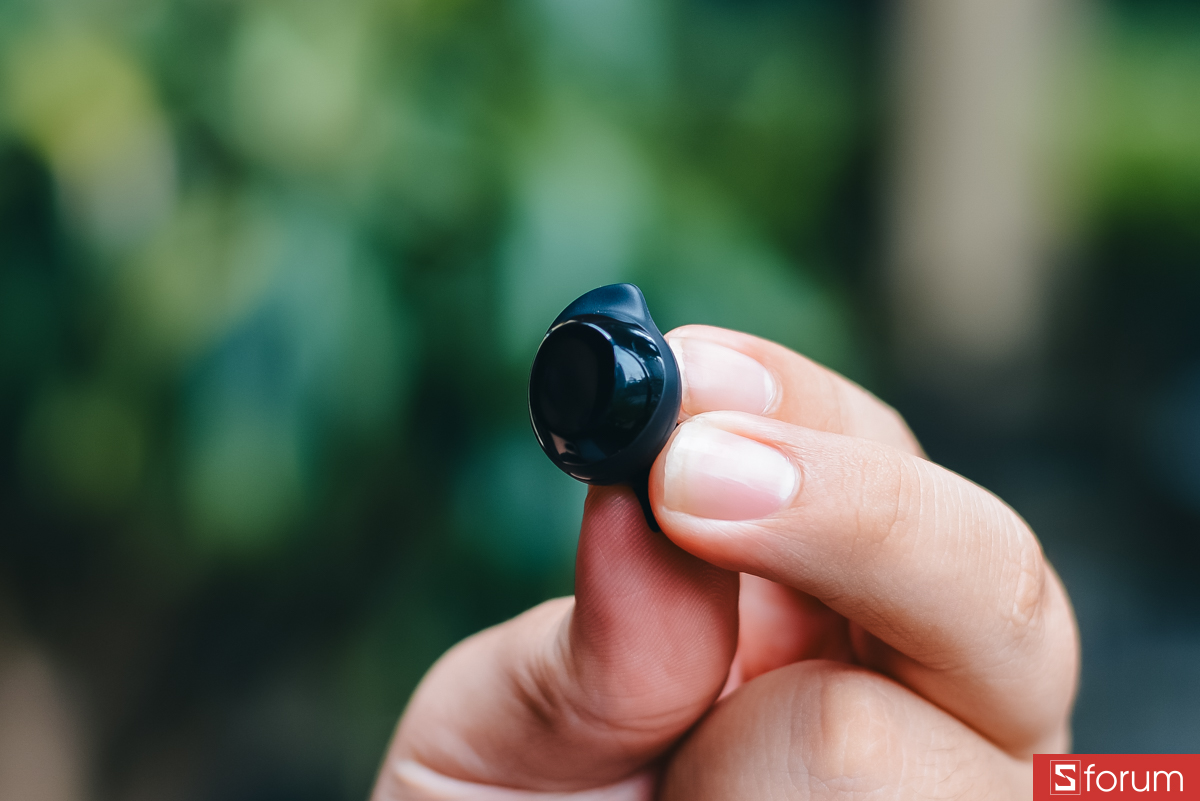 Mỗi chiếc tai nghe có thiết kế dạng in-ear truyền thống với trọng lượng siêu nhẹ chỉ 5.3g