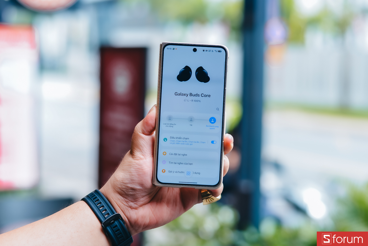 Với ứng dụng Galaxy Wearable, anh em có thể tùy chỉnh nhiều cài đặt cho tai nghe