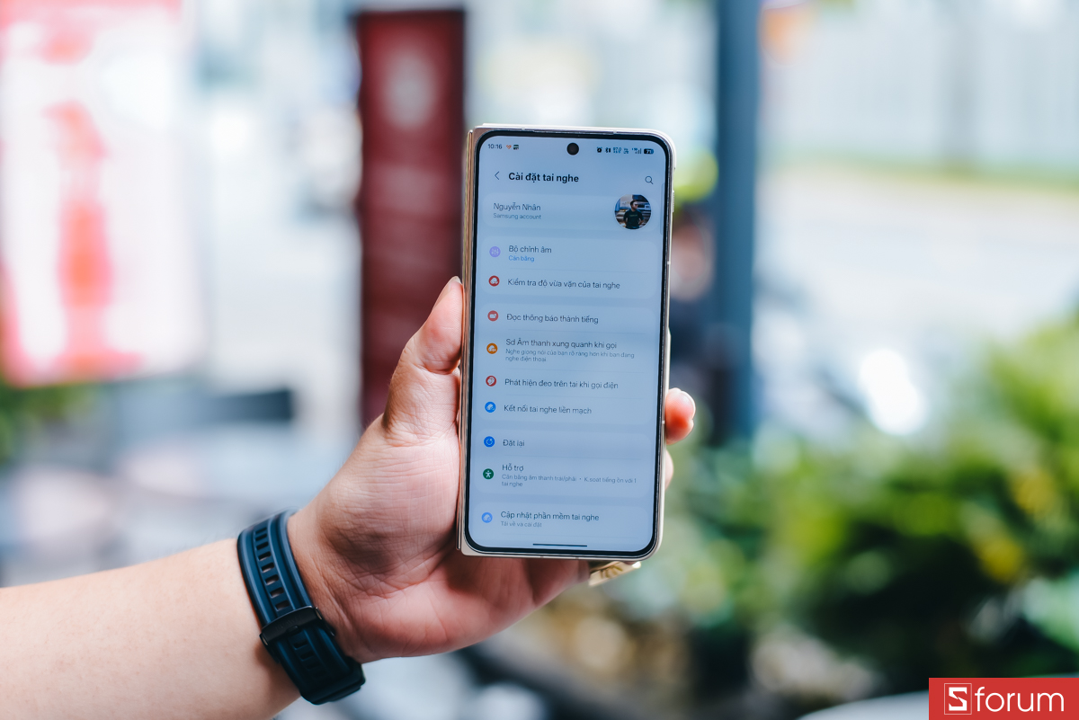 Với ứng dụng Galaxy Wearable, anh em có thể tùy chỉnh nhiều cài đặt cho tai nghe