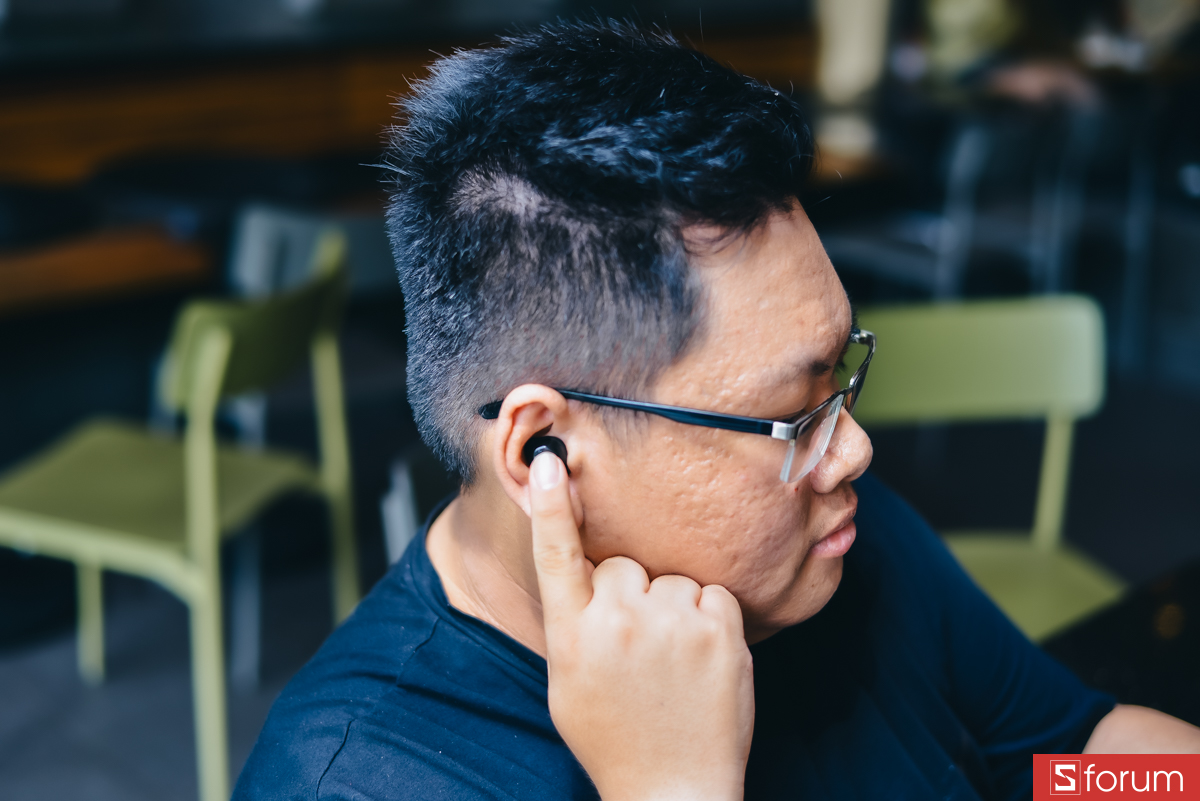 Để điều khiển tai nghe, anh em có thể chạm vào bề mặt cảm ứng ở phần thân tai nghe