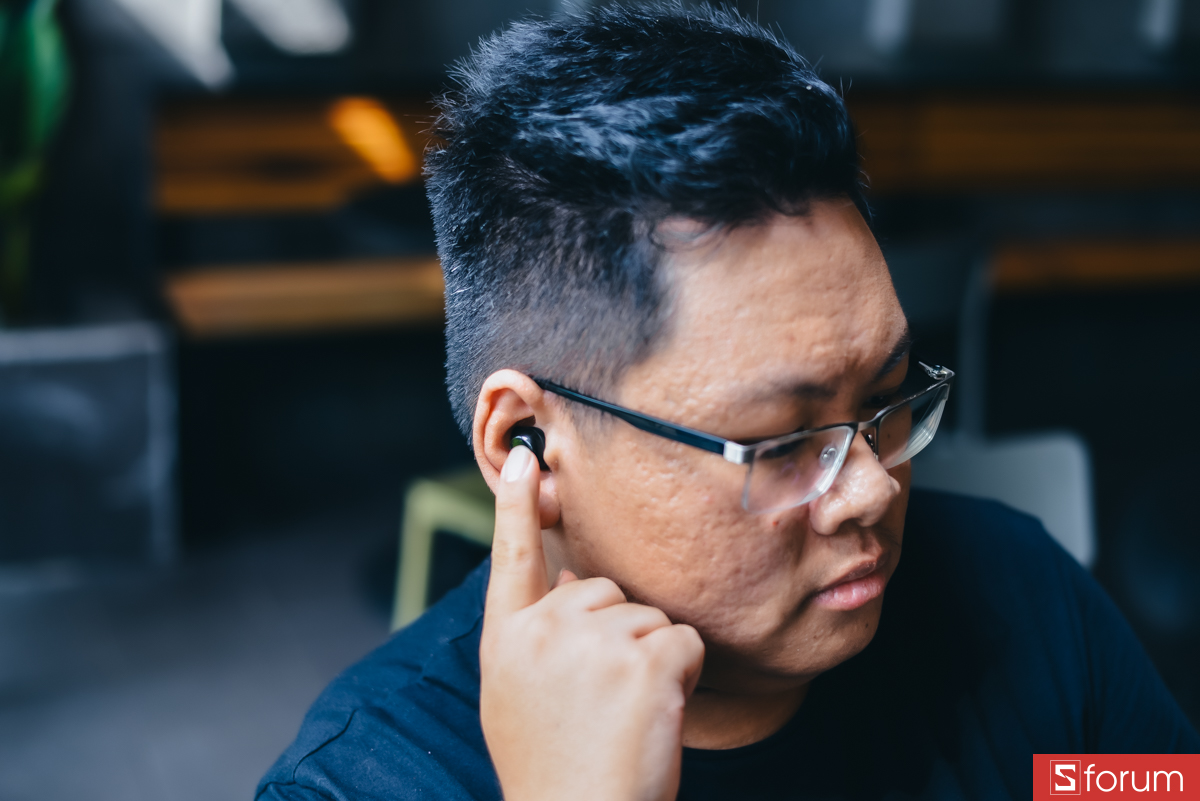 Để điều khiển tai nghe, anh em có thể chạm vào bề mặt cảm ứng ở phần thân tai nghe