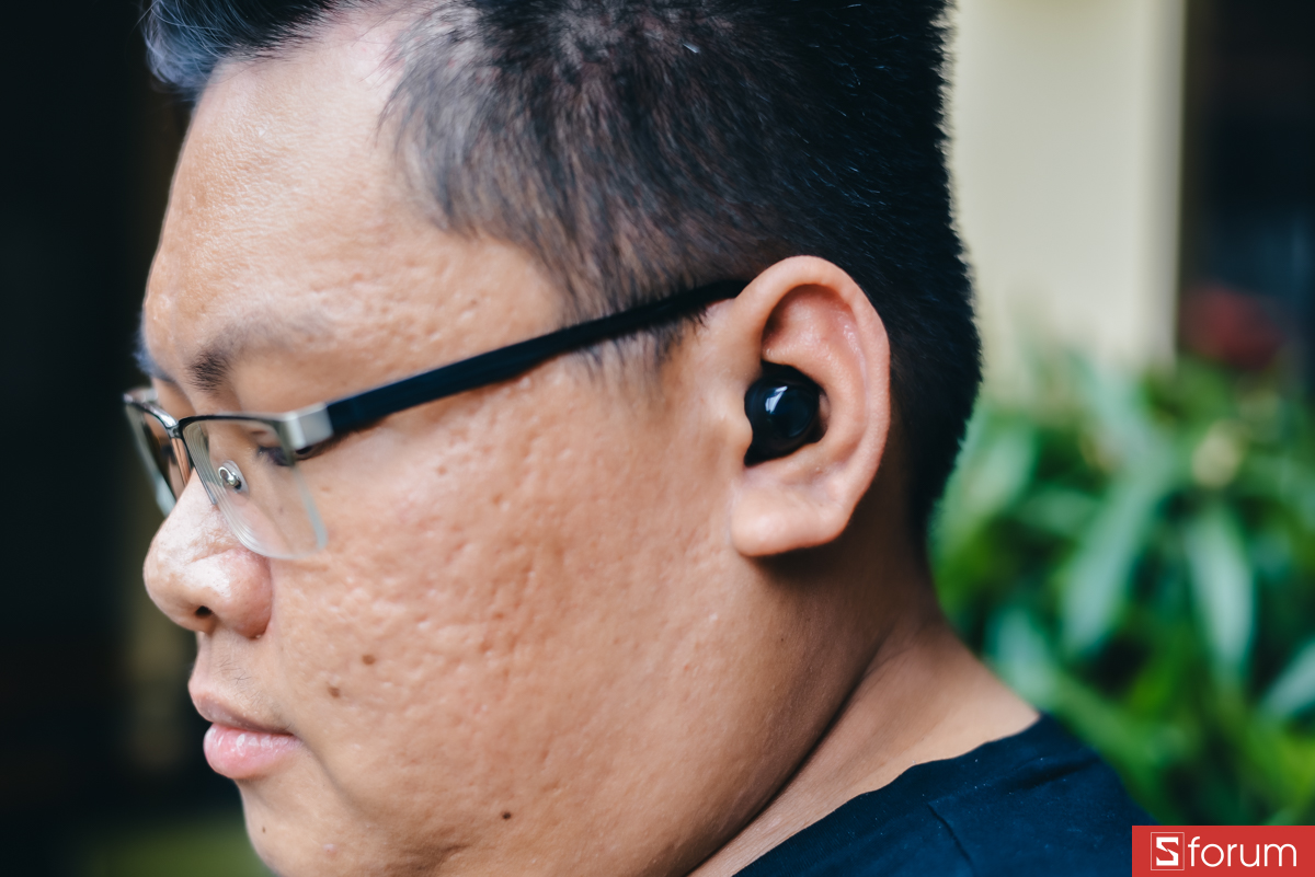 Tai nghe bám khá chắc và không bị rơi ra, dù trong các động tác vận động nhẹ