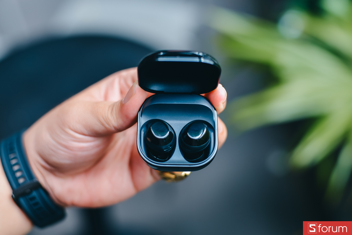 Điểm trừ duy nhất về thiết kế mà mình nhận thấy là bề mặt bóng của tai nghe khá dễ bám vân tay và bụi bẩn