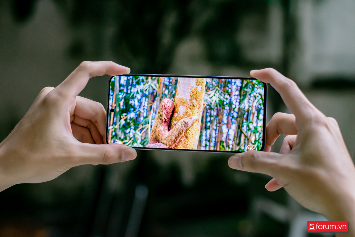 So với S24 FE, viền màn hình trên Galaxy S25 FE được làm mỏng hơn một cách rõ rệt